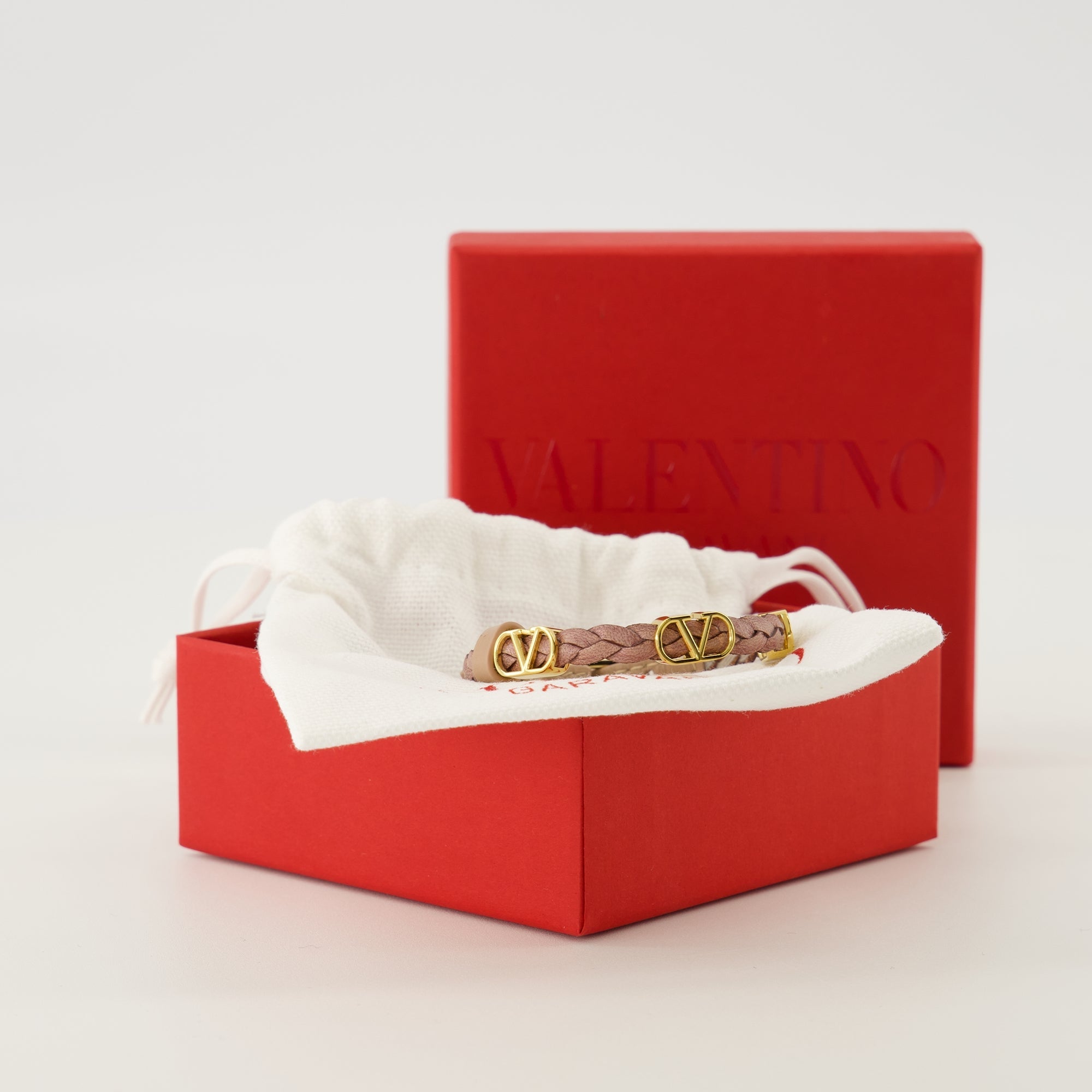 Image of Vlogo Leather Bracelet by Valentino Garavani for Women - Season Spring-Summer 2026 - Detail View 2