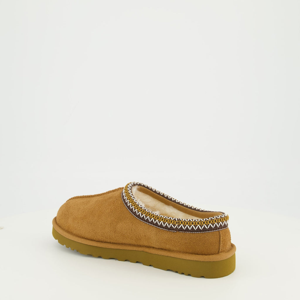 Imagen de las mules marrones Tasman II de Ugg para hombres - Temporada Primavera-Verano 2026 - Vista trasera derecha en tres cuartos