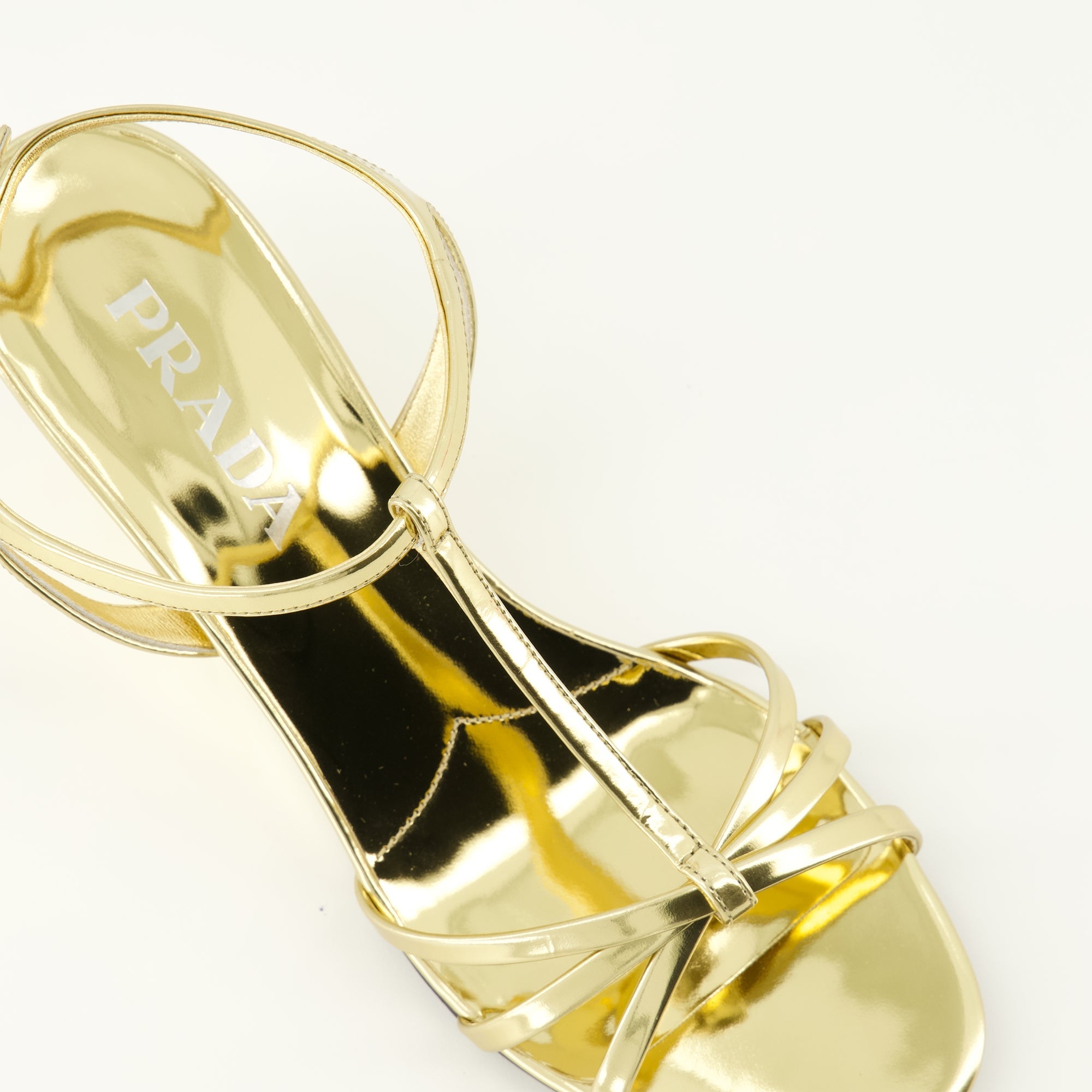 프라다 여성용 힐 샌들의 이미지 - 시즌 봄-여름 2026 - 위에서 본 디테일 보기