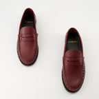 Bild der Bordeaux-Mokassins von Saint Laurent für Damen - Saison Herbst-Winter 2025 - Draufsicht des Paares