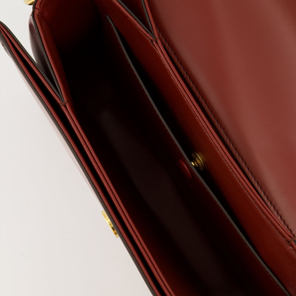 Imagem da bolsa de couro bordô de Valentino Garavani para mulheres - Temporada Outono-Inverno 2025 - Detalhe 2