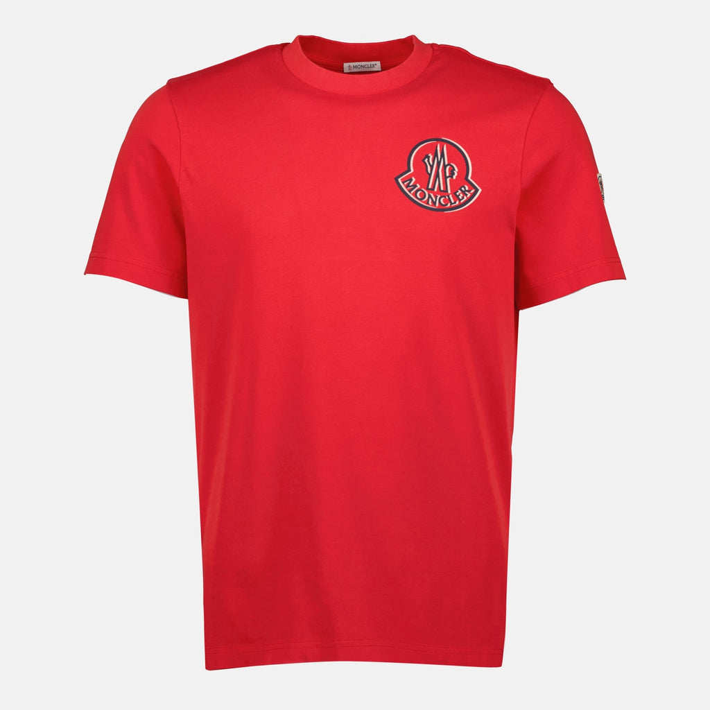 Image du t-shirt rouge avec logo de Moncler pour hommes - Saison Automne-Hiver 2025 - Vue de face