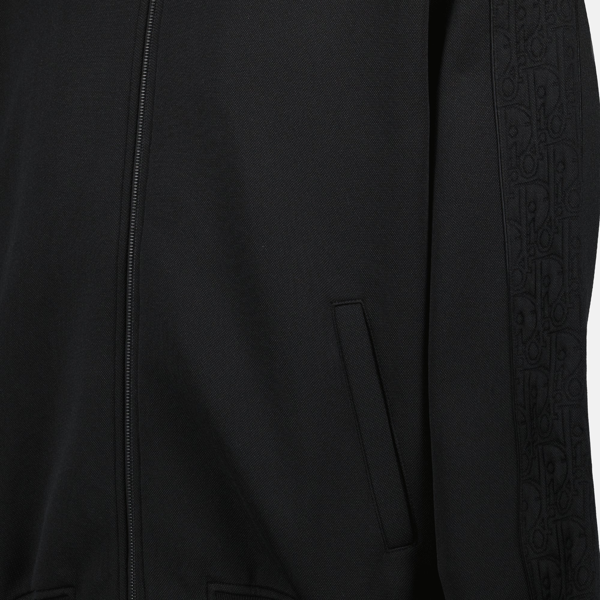 Imagen de la chaqueta de chándal negra Dior Oblique de Dior para hombres - Temporada Otoño-Invierno 2025 - Vista de detalle 2