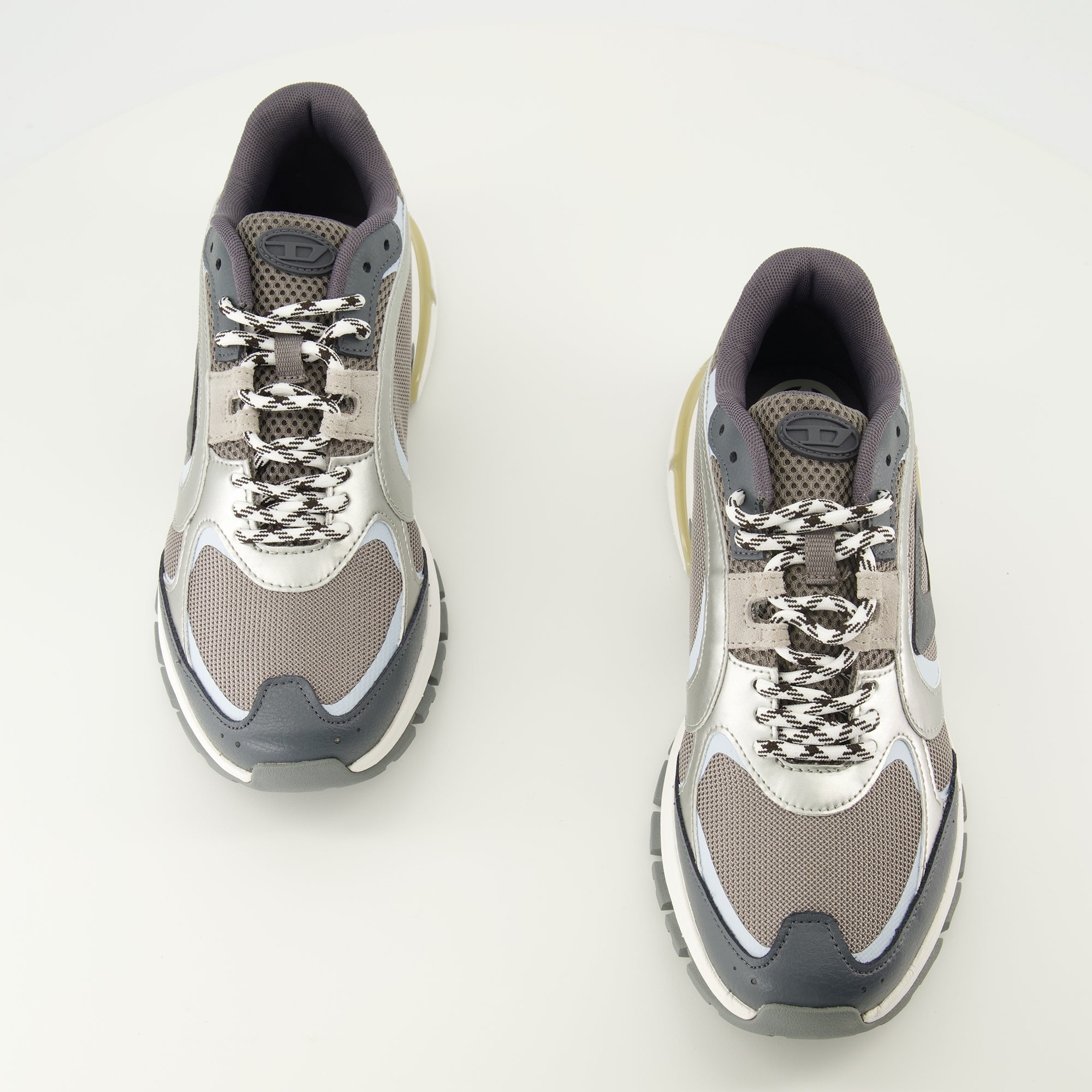 프로-V-덴스 타우프 및 실버 그레이 스니커즈