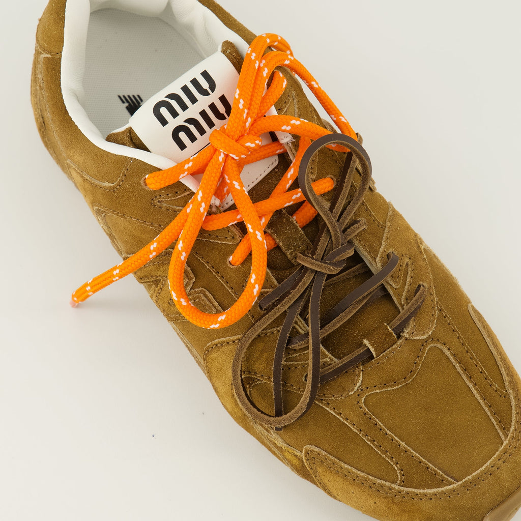 Imagem do New Balance x Miu Miu 530 SL Brown da Miu Miu para mulheres - Temporada Primavera-Verão 2026 - Vista detalhada de cima