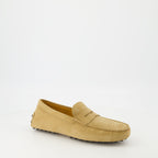 Imagen de Mocasines de Suede Gommino en Beige de Tod's para Hombres - Temporada Primavera-Verano 2025 - Vista Frontal Derecha en Tres Cuartos
