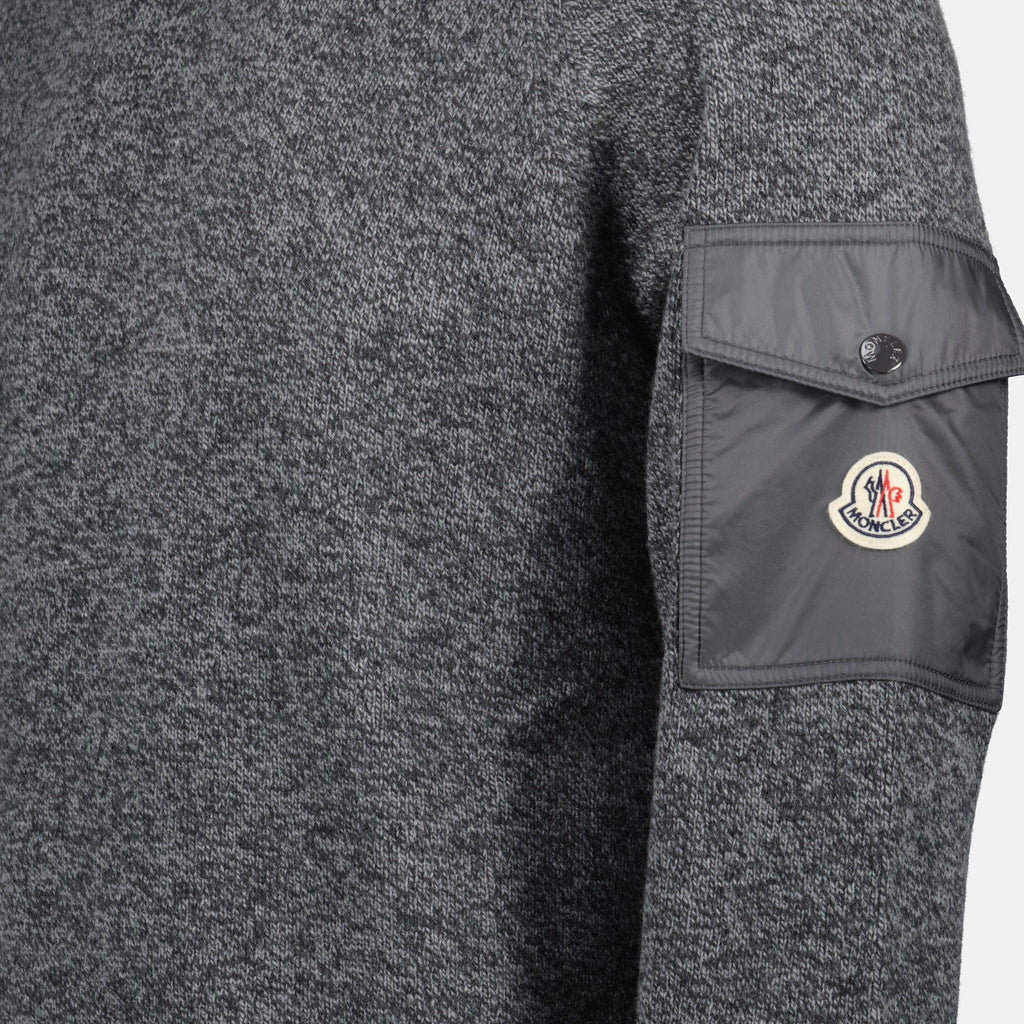 Imagem de um pullover de lã de cashmere cinza da Moncler para Homens - Temporada Outono-Inverno 2025 - Detalhe 1