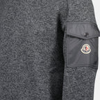 Imagem de um pullover de lã de cashmere cinza da Moncler para Homens - Temporada Outono-Inverno 2025 - Detalhe 1