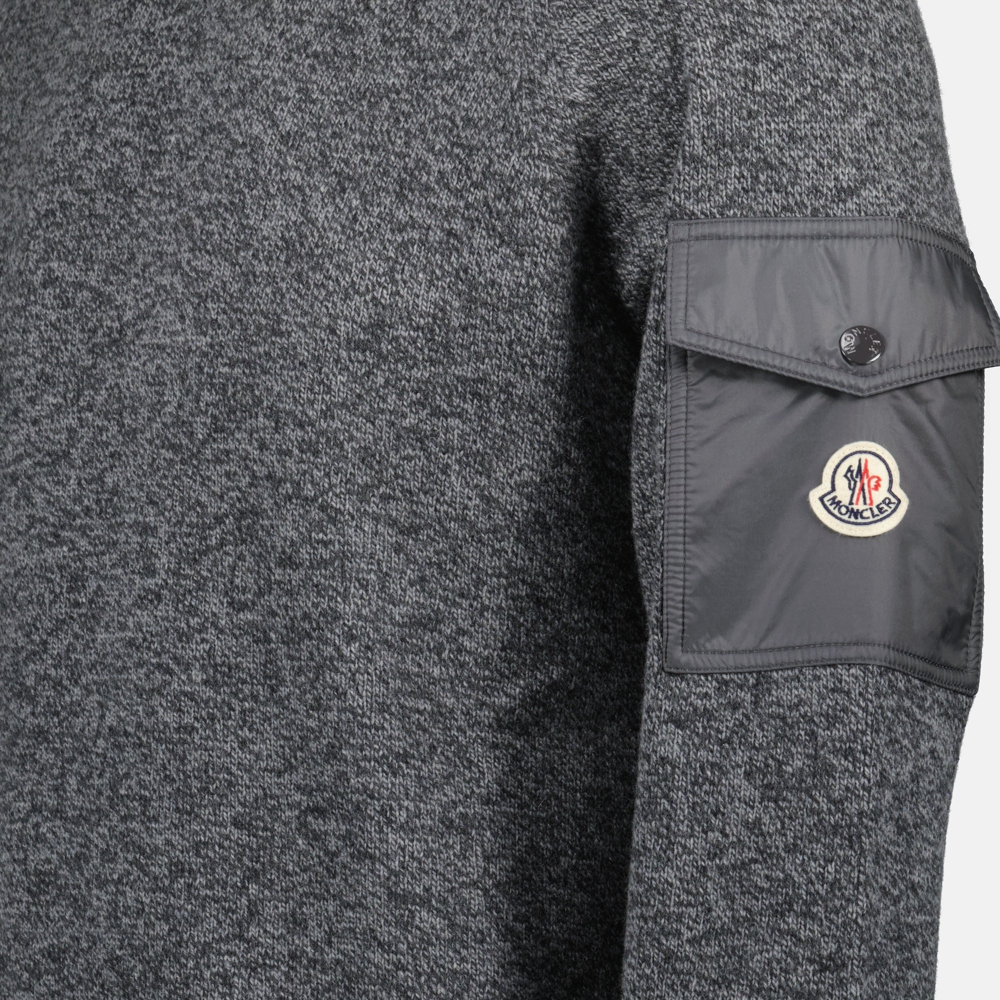 Imagem de um pullover de lã de cashmere cinza da Moncler para Homens - Temporada Outono-Inverno 2025 - Detalhe 1