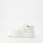 Imagen de las zapatillas blancas audaces Downtown de Prada para mujeres - Temporada Primavera-Verano 2025 - Vista de tres cuartos trasera derecha