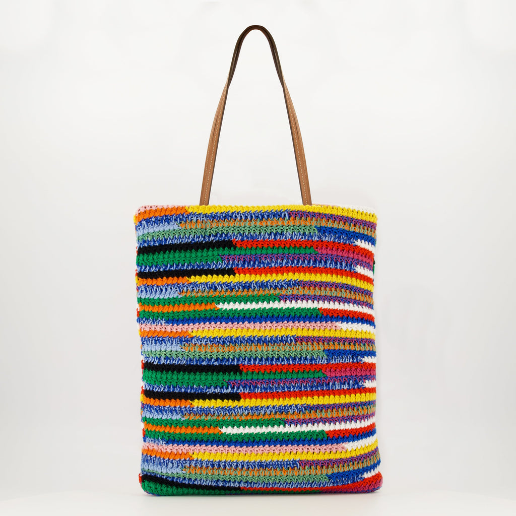 Image d'un tote en crochet multicolore par Miu Miu pour femmes - Saison Printemps-Été 2026 - Vue de dos