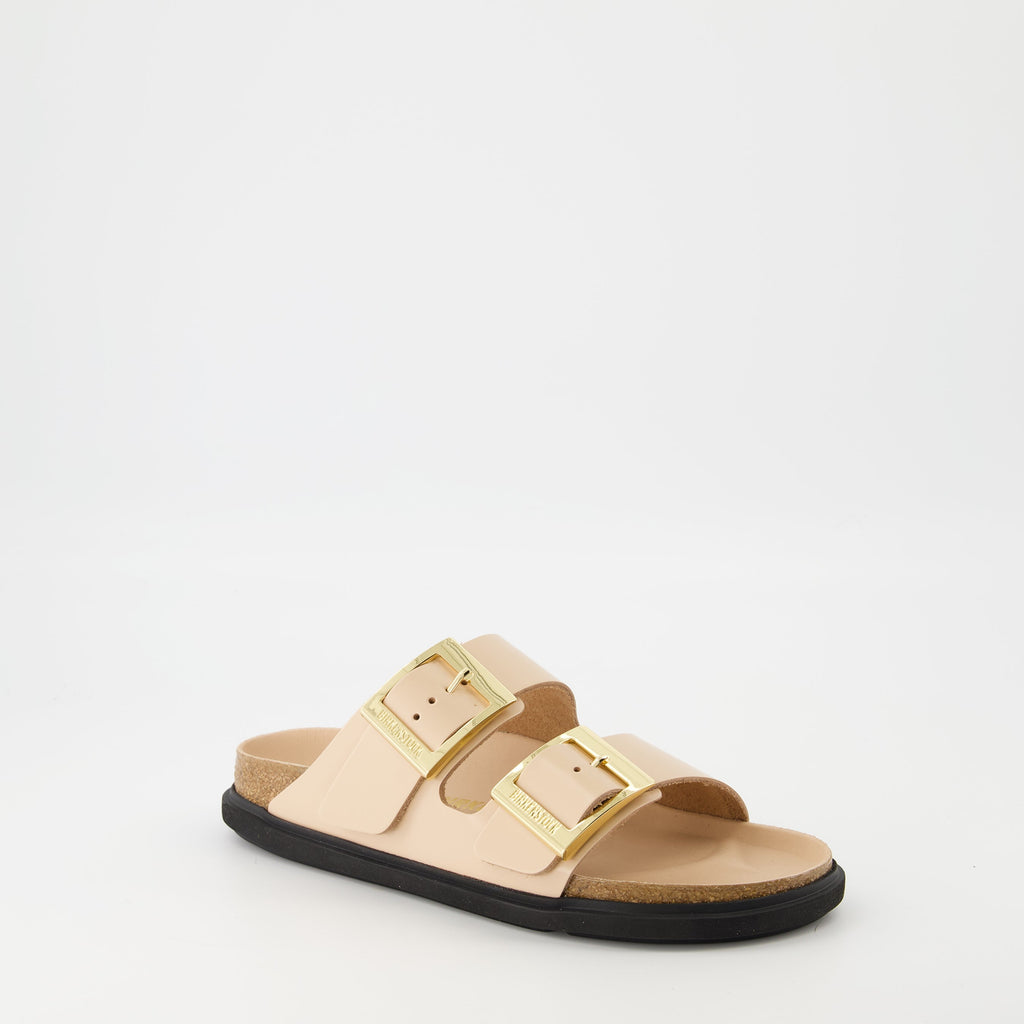 Image des sandales Arizona Big Buckle de Birkenstock pour femmes - Saison Printemps-Été 2025 - Vue de devant droite trois-quarts