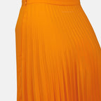 Image de jupe midi plissée orange par Mm6 pour femmes - Saison Printemps-Été 2025 - Détail Vue 1