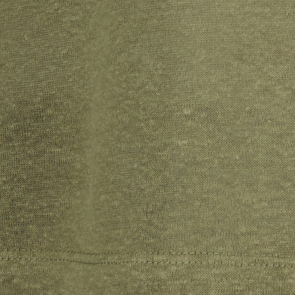 Imagem da T-shirt em linho caqui da Officine Générale para homens - Temporada Primavera-Verão 2026 - Detalhe 2