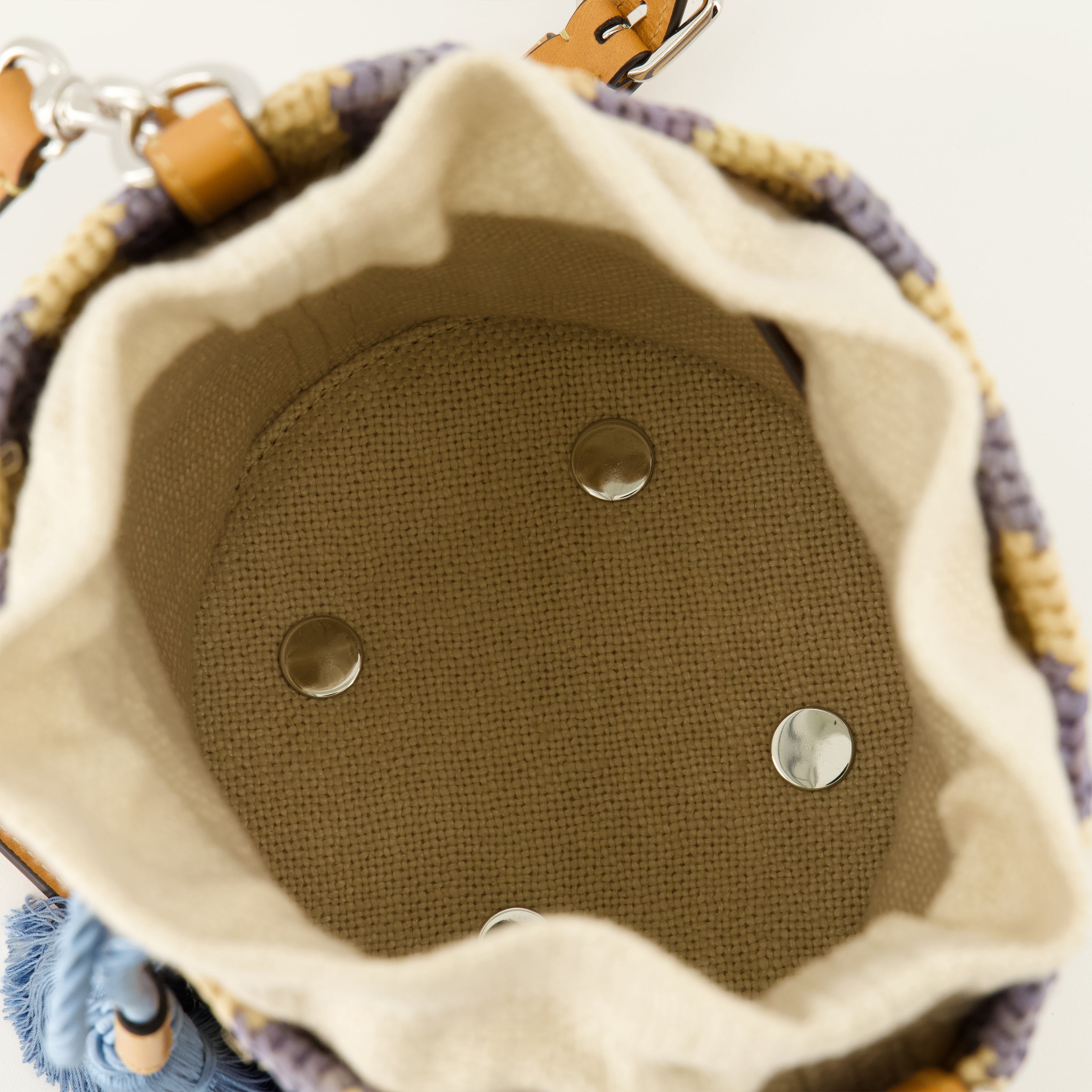 Piccola Borsa a Secchiello in Raffia con Motivo a Strisce Blu