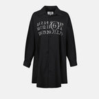 Image d'une robe chemise imprimée par Mm6 pour femmes - Saison Printemps-Été 2025 - Vue de face
