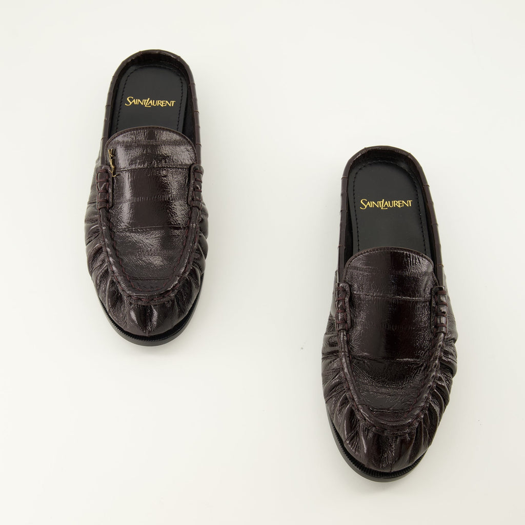 Mules tipo mocassim em pele com efeito crocodilo