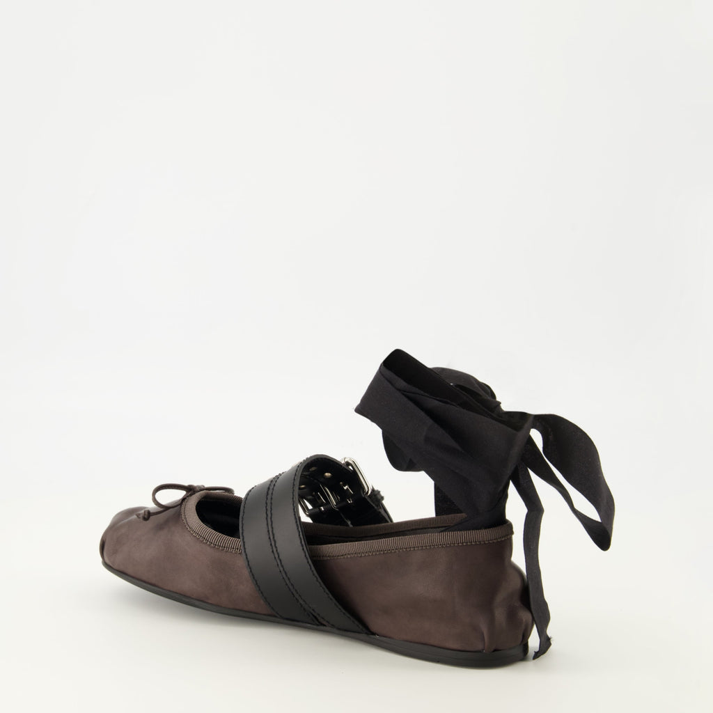 Image de Ballerines à Brides en Cuir par Miu Miu pour Femmes - Saison Printemps-ÉtÉ 2026 - Vue arrière droite trois-quarts