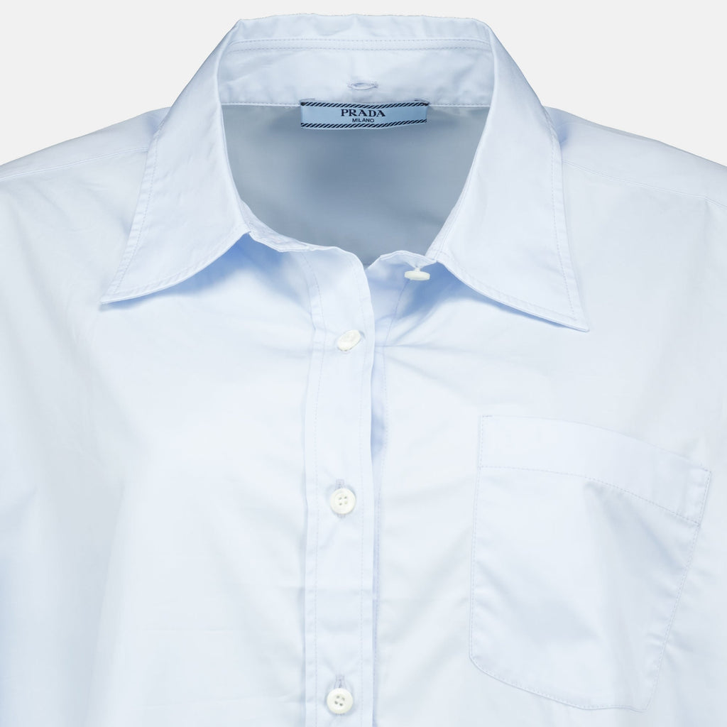 Camisa de popelina azul claro con pañuelo desmontable