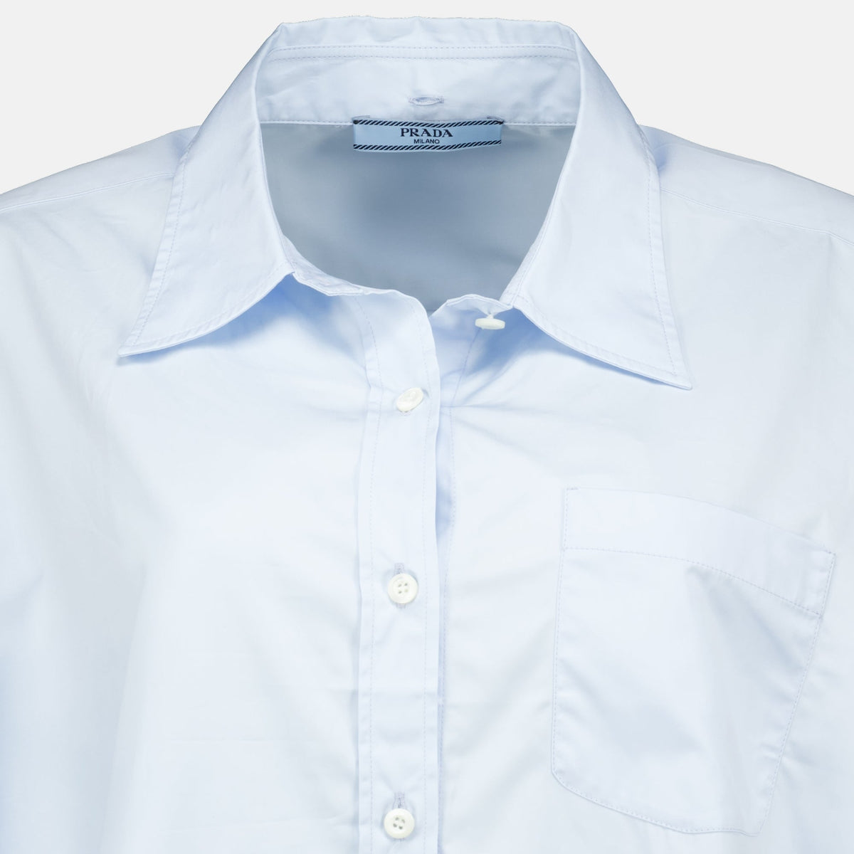 Camisa de popelina azul claro con pañuelo desmontable