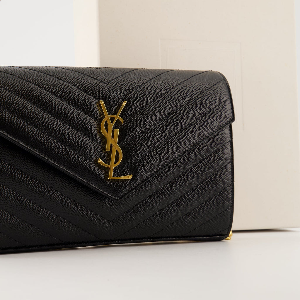 Immagine del portafoglio a catena nero Cassandre di Saint Laurent per donne - Stagione Autunno-Inverno 2025 - Dettaglio 1