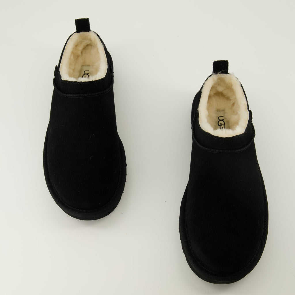 Imagen de las botas negras clásicas Micro de Ugg para mujeres - Temporada Primavera-Verano 2026 - Vista superior del par