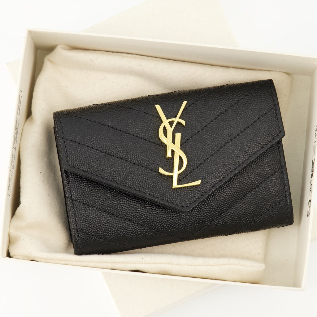 Bilde av den quiltede Cassandre-lommeboken fra Saint Laurent for kvinner - Sesong Vår-Sommer 2025 - Detaljvisning 1