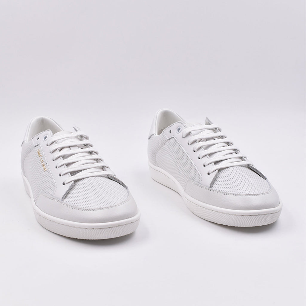 Image de baskets SL-10 en cuir blanc de Saint Laurent pour hommes - Saison Automne-Hiver 2024 - Vue de dessus du couple