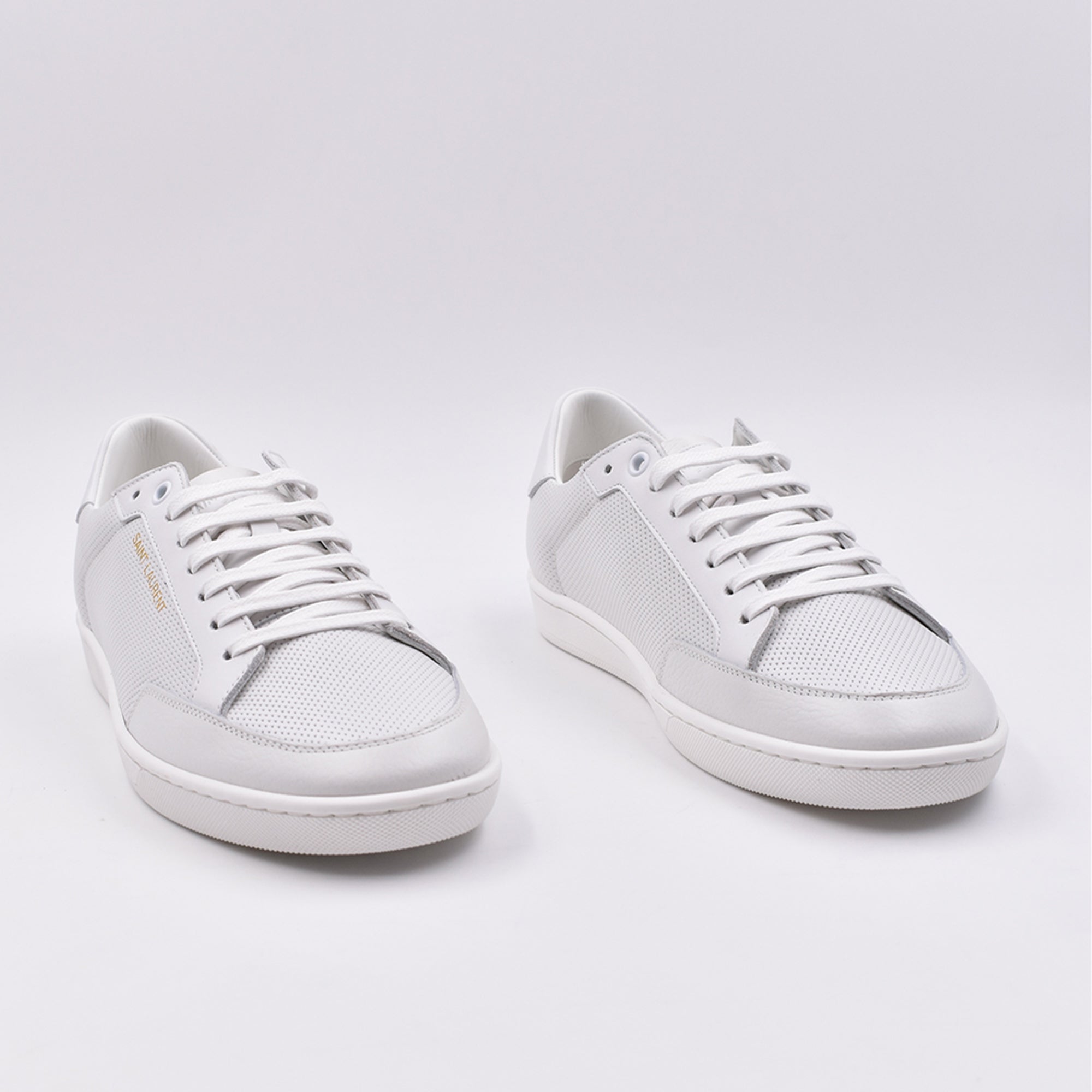 Image de baskets SL-10 en cuir blanc de Saint Laurent pour hommes - Saison Automne-Hiver 2024 - Vue de dessus du couple