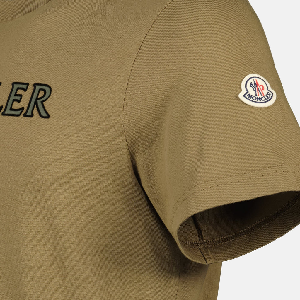 Bild des Kaki-Logo-Druck-T-Shirts von Moncler für Herren - Saison Frühling-Sommer 2026 - Detailansicht 1