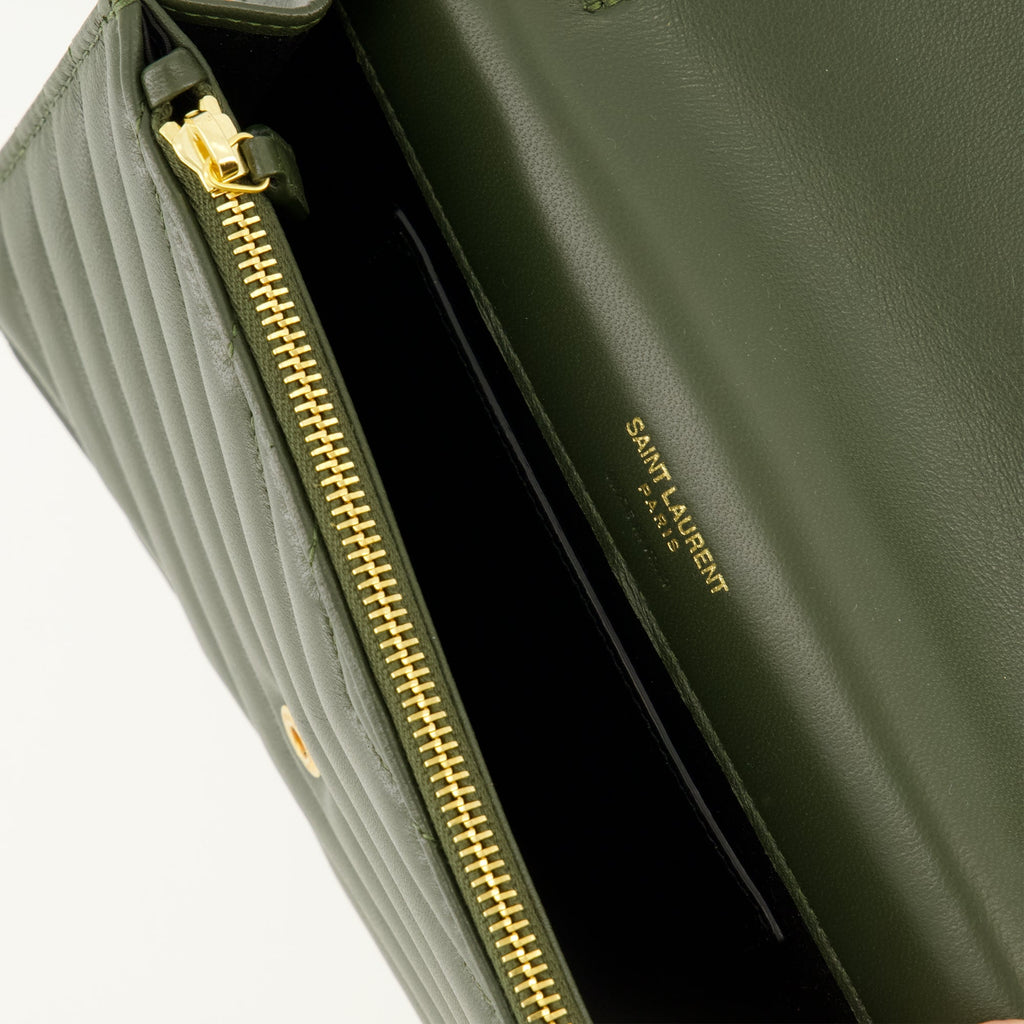 サンローランの女性用カサンドルエンベロープウォレットの画像 - シーズン春夏2026 - 詳細ビュー2