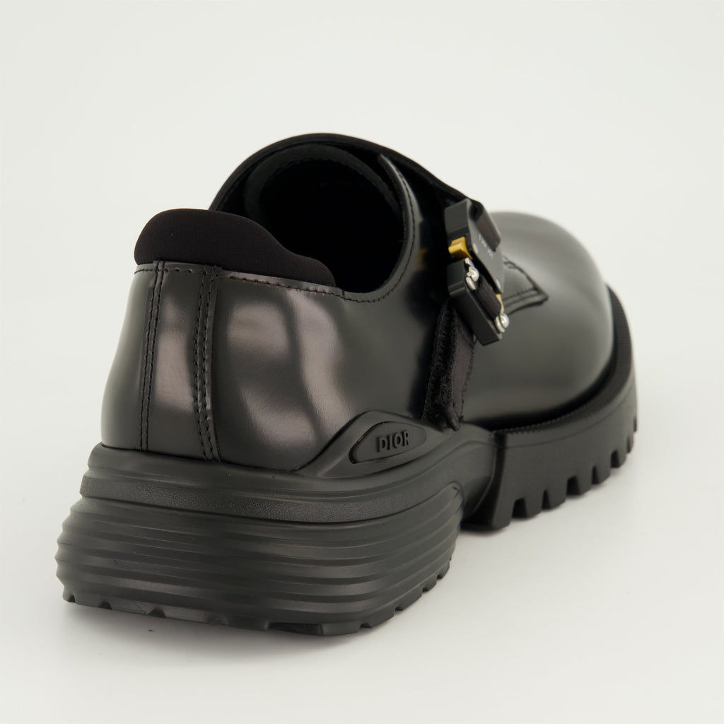 ディオールのモノクロレザーのモンクストラップシューズの画像 - メンズ - シーズン春夏2025 - 後ろからのビュー