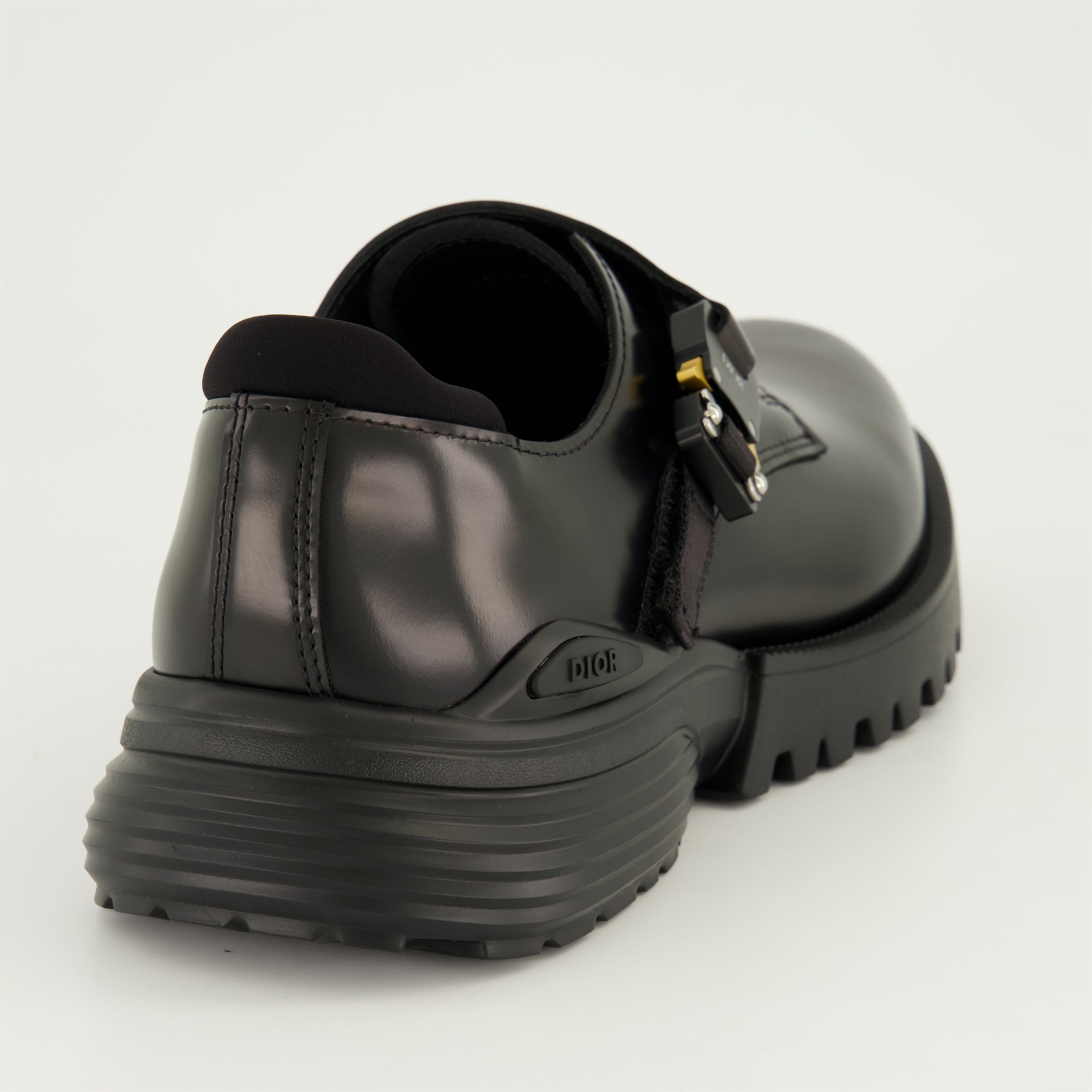 ディオールのモノクロレザーのモンクストラップシューズの画像 - メンズ - シーズン春夏2025 - 後ろからのビュー