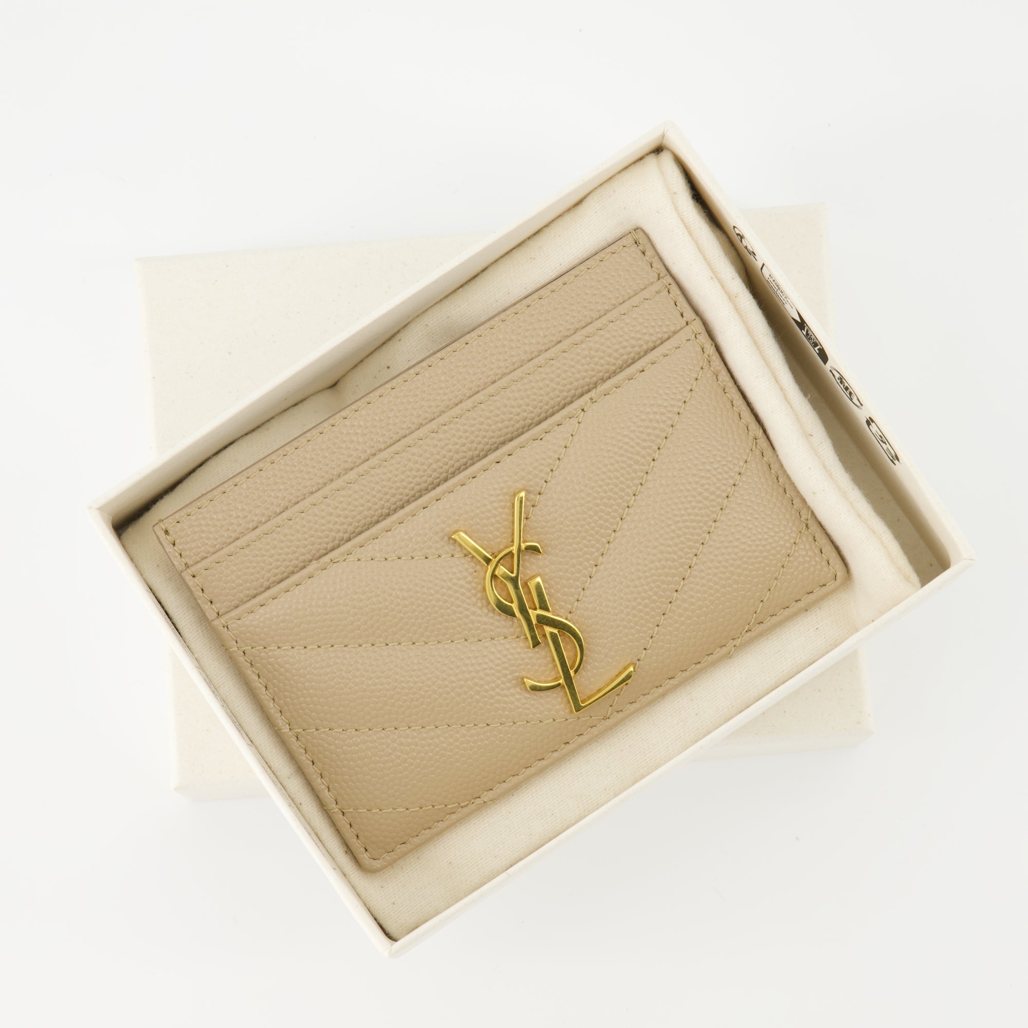 Imagen del porta tarjetas Cassandre beige de Saint Laurent para mujeres - Temporada Otoño-Invierno 2024 - Vista de detalle 1