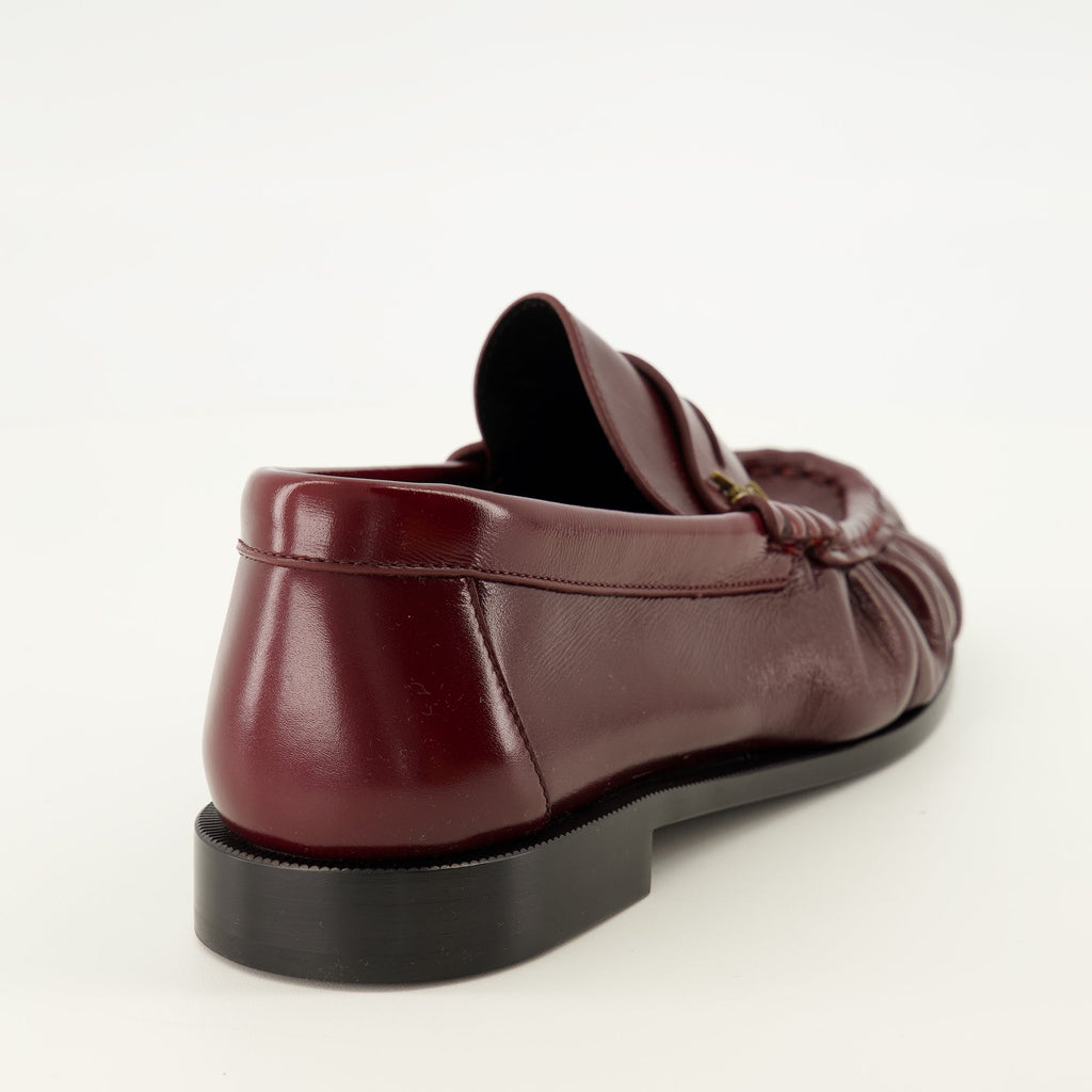 Mocasines de ante beige con detalle en tono dorado