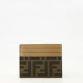 Image du porte-cartes Baguette marron de Fendi pour femmes - Saison Printemps-Été 2026 - Vue de Face