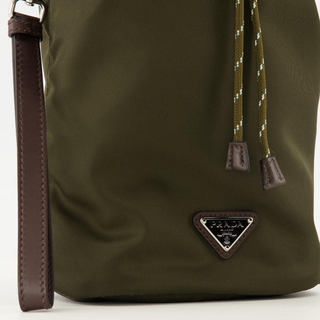 Image de la Pochette Speedrock en Re-Nylon Kaki par Prada pour Hommes - Saison Printemps-Été 2026 - Détail Vue 1