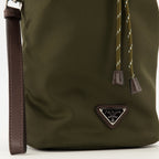 Image of Pochette Speedrock en Re-Nylon Kaki by Prada for Men - Season Spring-Summer 2026 - Detail View 1