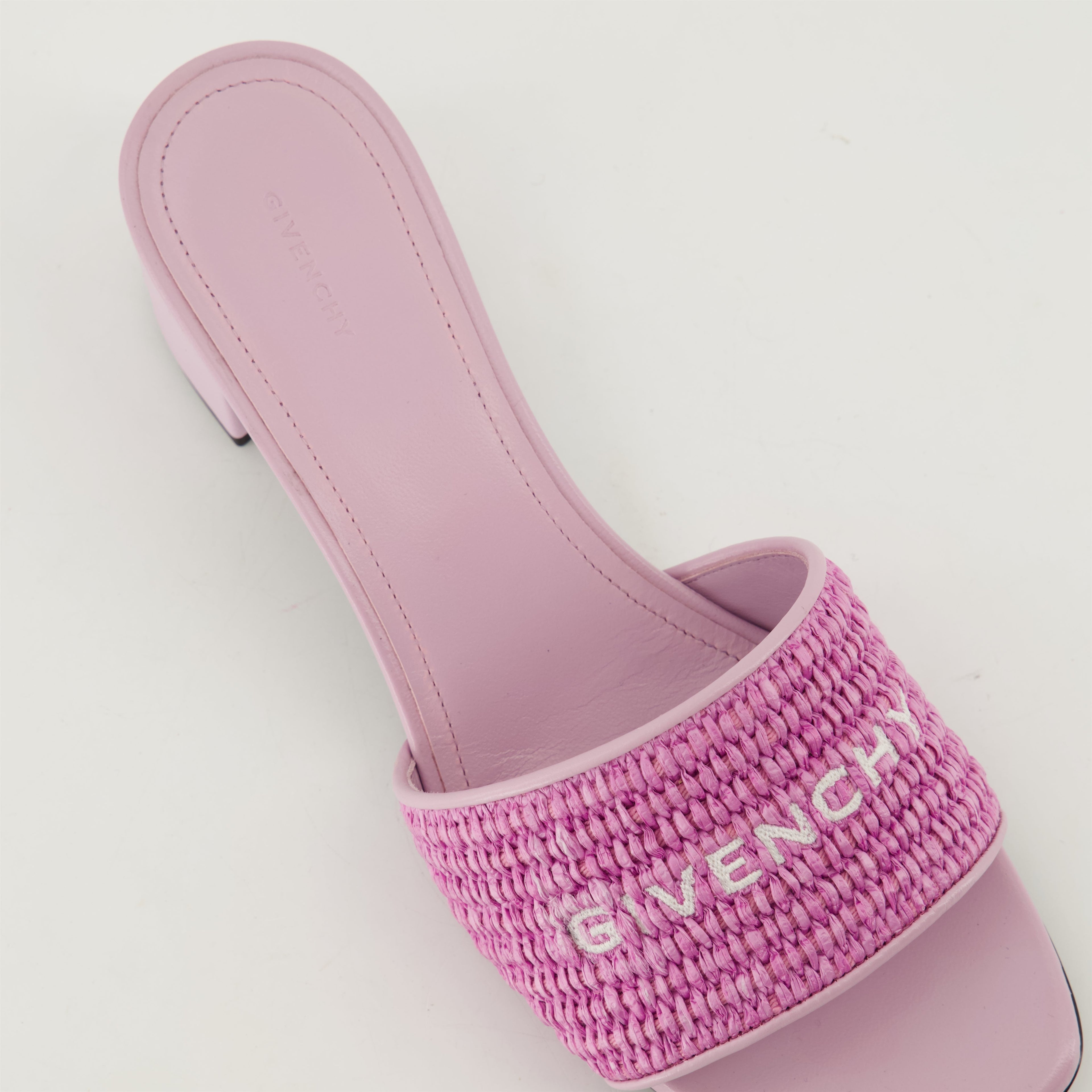 女性用ジバンシィのオープンスクエアトゥのバイオレットラフィア4Gミュールの画像 - シーズン春夏2025 - 製品詳細ビュー4