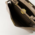 Imagen del bolso grande Peekaboo Soft de Fendi para mujeres - Temporada Primavera-Verano 2025 - Vista detalle 2
