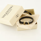 Immagine del bracciale in pelle nera Vlogo di Valentino Garavani per donne - Stagione Autunno-Inverno 2025 - Dettaglio 2