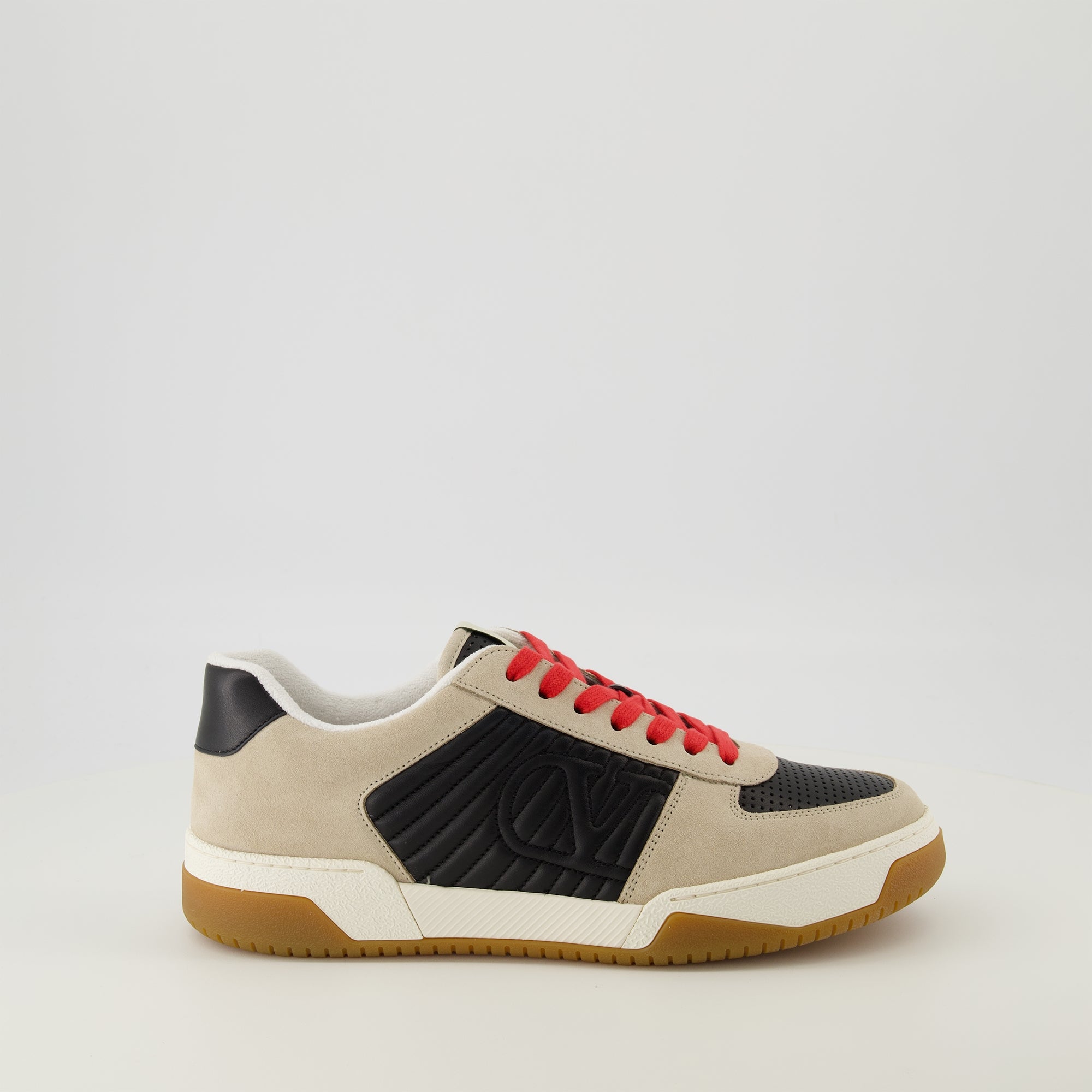 バレンティノ・ガラバーニのメンズ用スパリー・ブラックスニーカーの画像 - 2026年春夏シーズン - 右側面ビュー