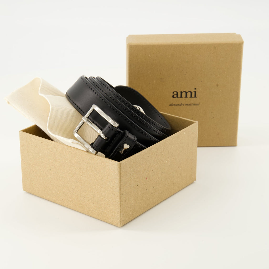 Bilde av Paris svart belte av Ami PARIS for unisex - Sesong Høst-Vinter 2025 - Detalj 2