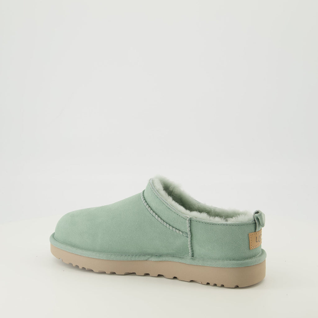 Imagen de Botines Micro Verdes Clásicos de Ugg para Mujeres - Temporada Primavera-Verano 2026 - Vista Tres Cuartos Trasera Derecha
