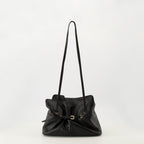Image d'un sac en cuir noir Prada par Prada pour femmes - Saison Automne-Hiver 2025 - Vue de dos