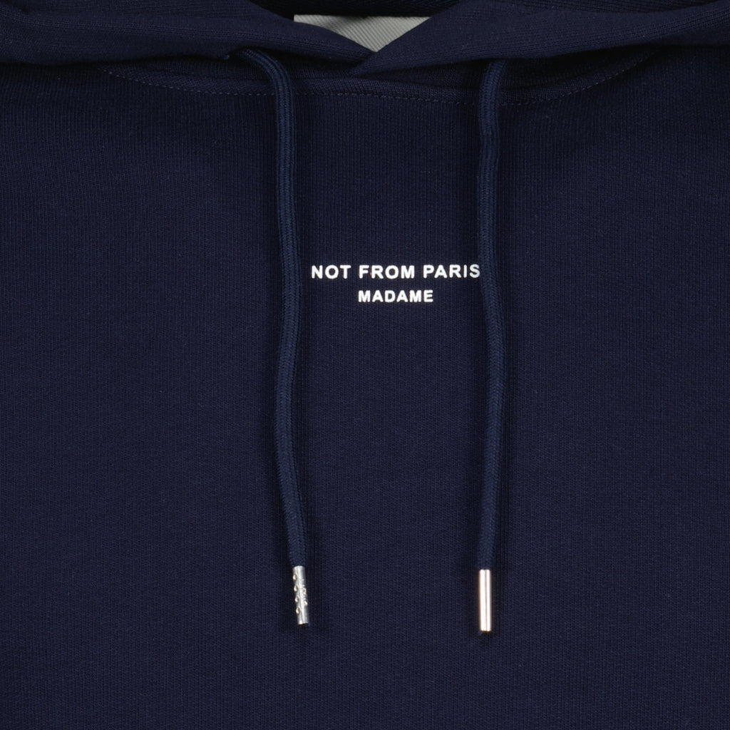 クラシックスローガンフーディの画像 - Drôle de Monsieur by Drole De Monsieur for Men - 2026年春夏シーズン - 詳細表示 1