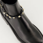 Imagen de las botas de tobillo de cuero Rockstud de Valentino Garavani para mujeres - Temporada Otoño-Invierno 2024 - Vista de detalle superior