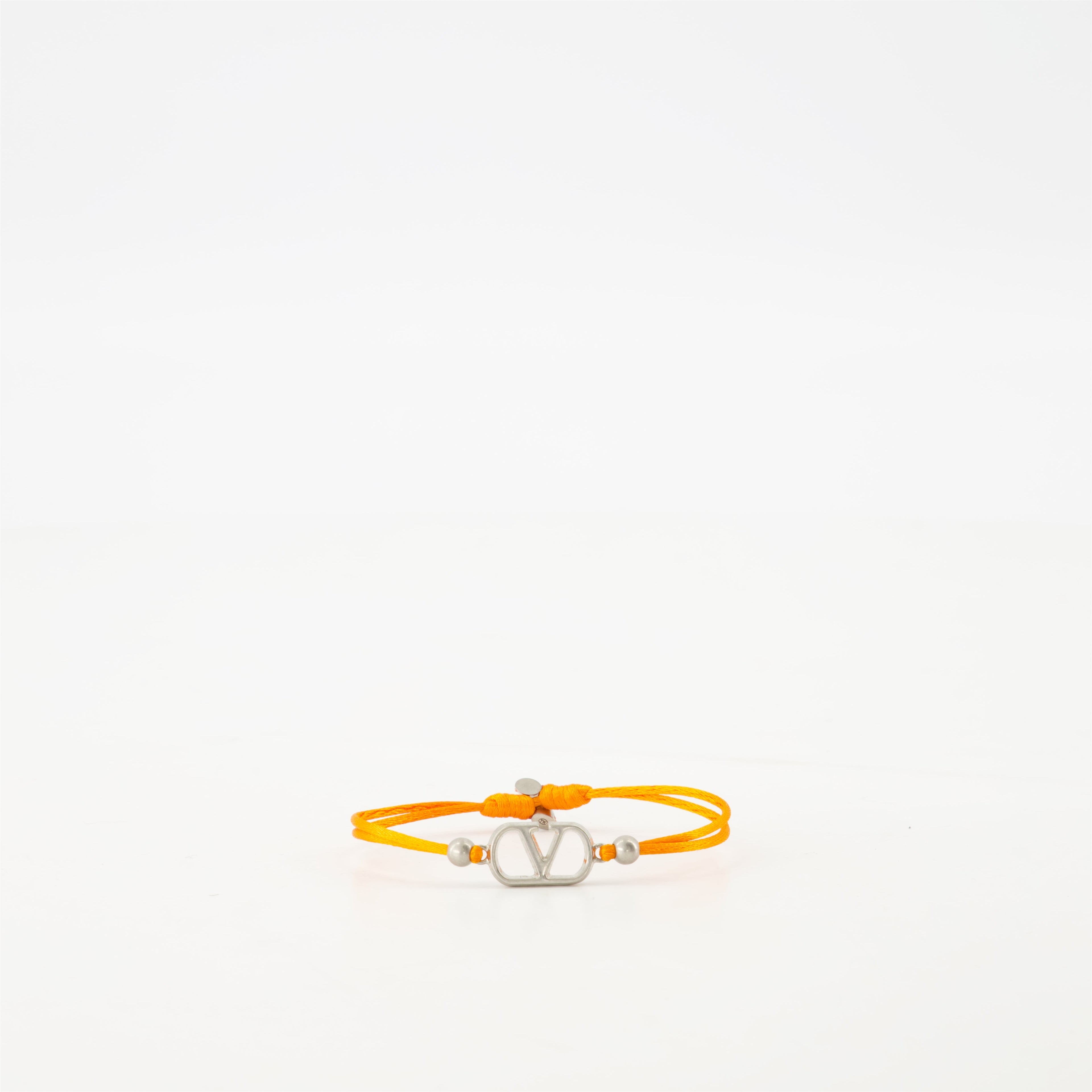 남성을 위한 발렌티노 가라바니의 오렌지 V로고 팔찌 코드 이미지 - 2025 봄-여름 시즌 - 정면 보기