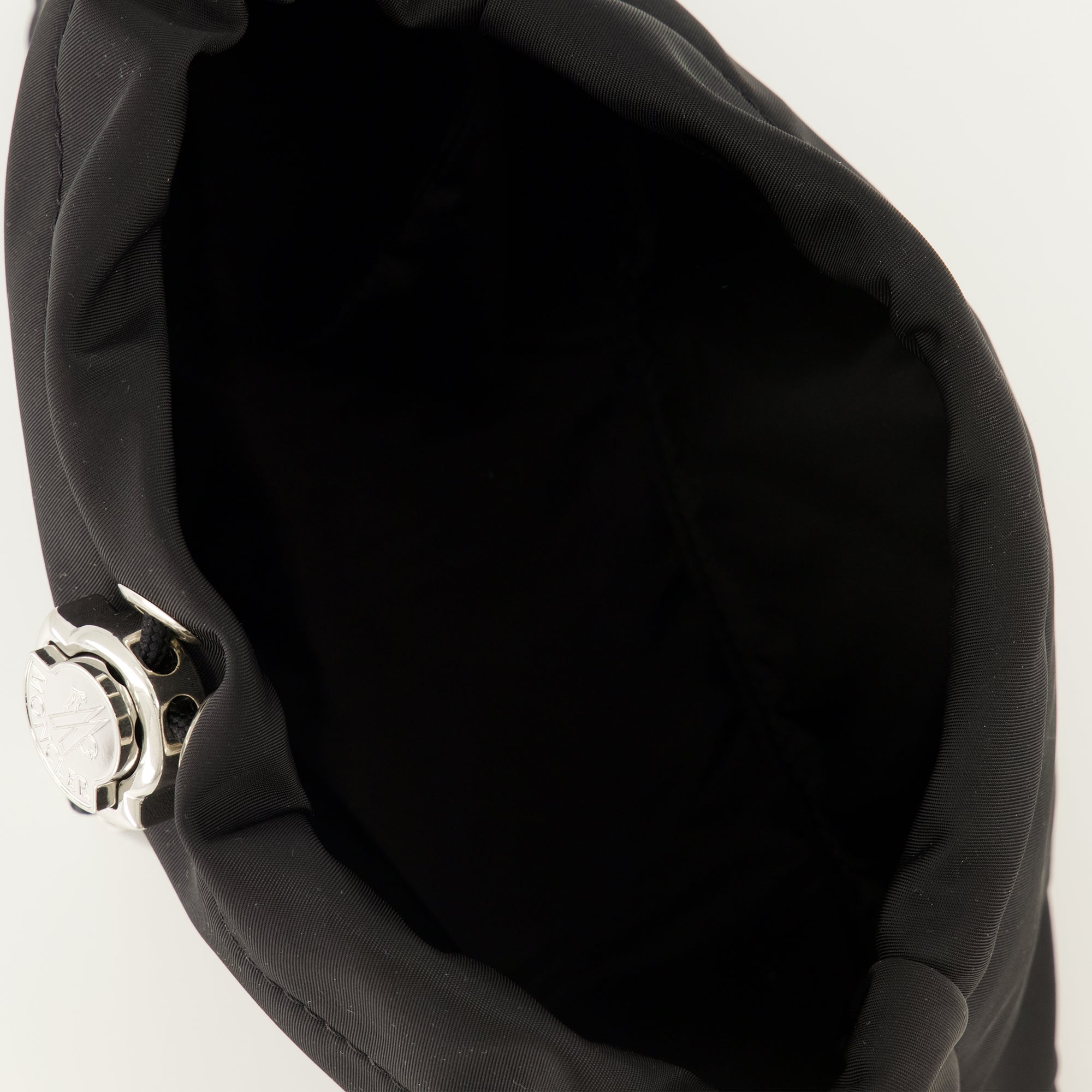 Bild der Trick Black Pouch von Moncler für Frauen - Saison Frühling-Sommer 2026 - Detailansicht 2