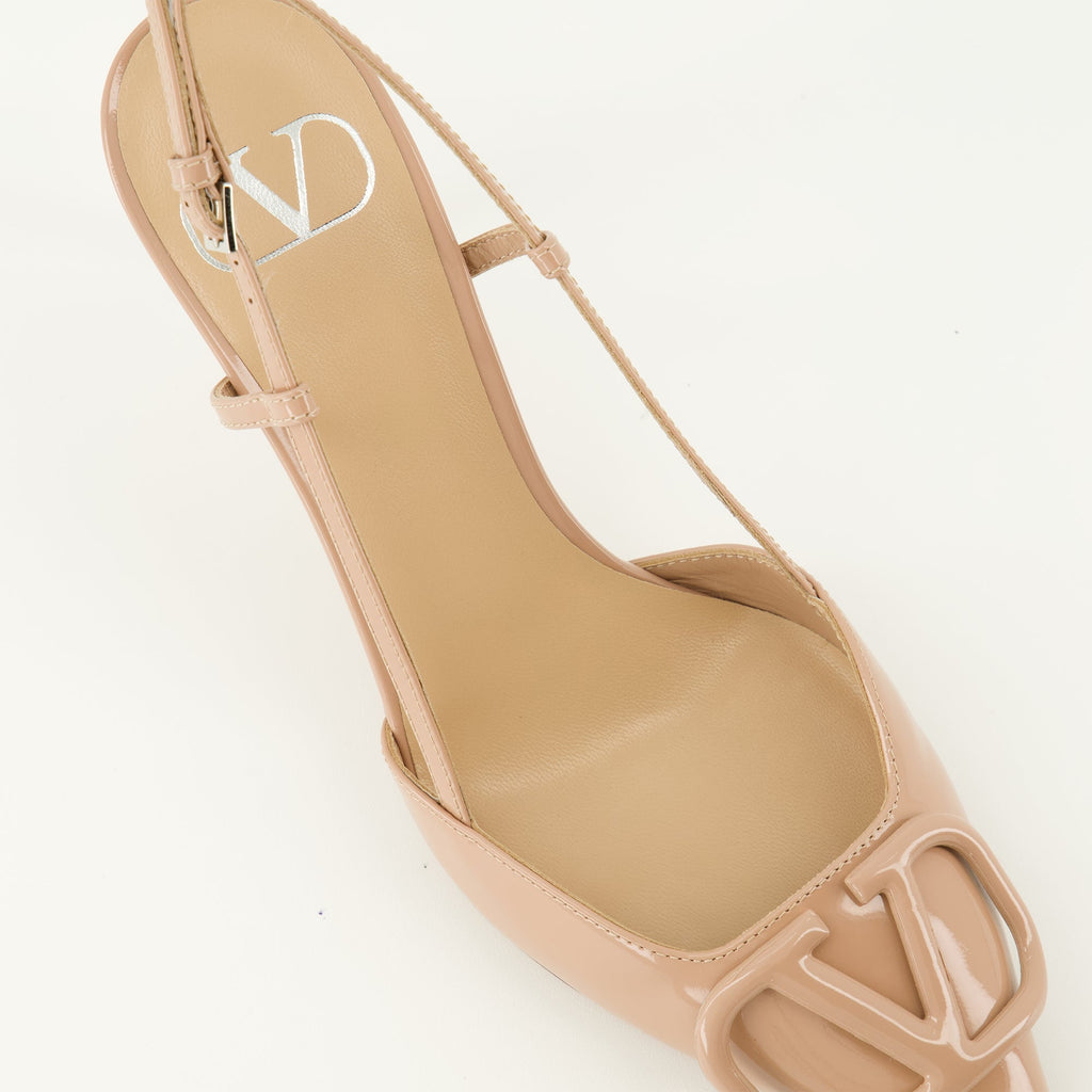 Image de Vlogo Pumps en cuir verni rose - Valentino par Valentino Garavani pour femmes - Saison Printemps-Été 2026 - Vue de détail supérieure